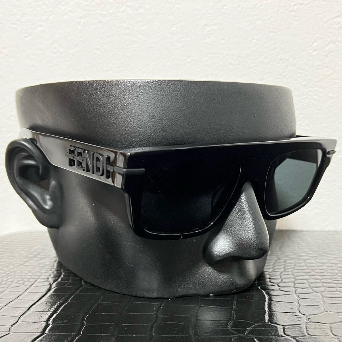 フェンディ FENDI サングラス 太フレーム ビックロゴ ブラック フェンディ FENDI サングラス 太フレーム ビックロゴ ブラック