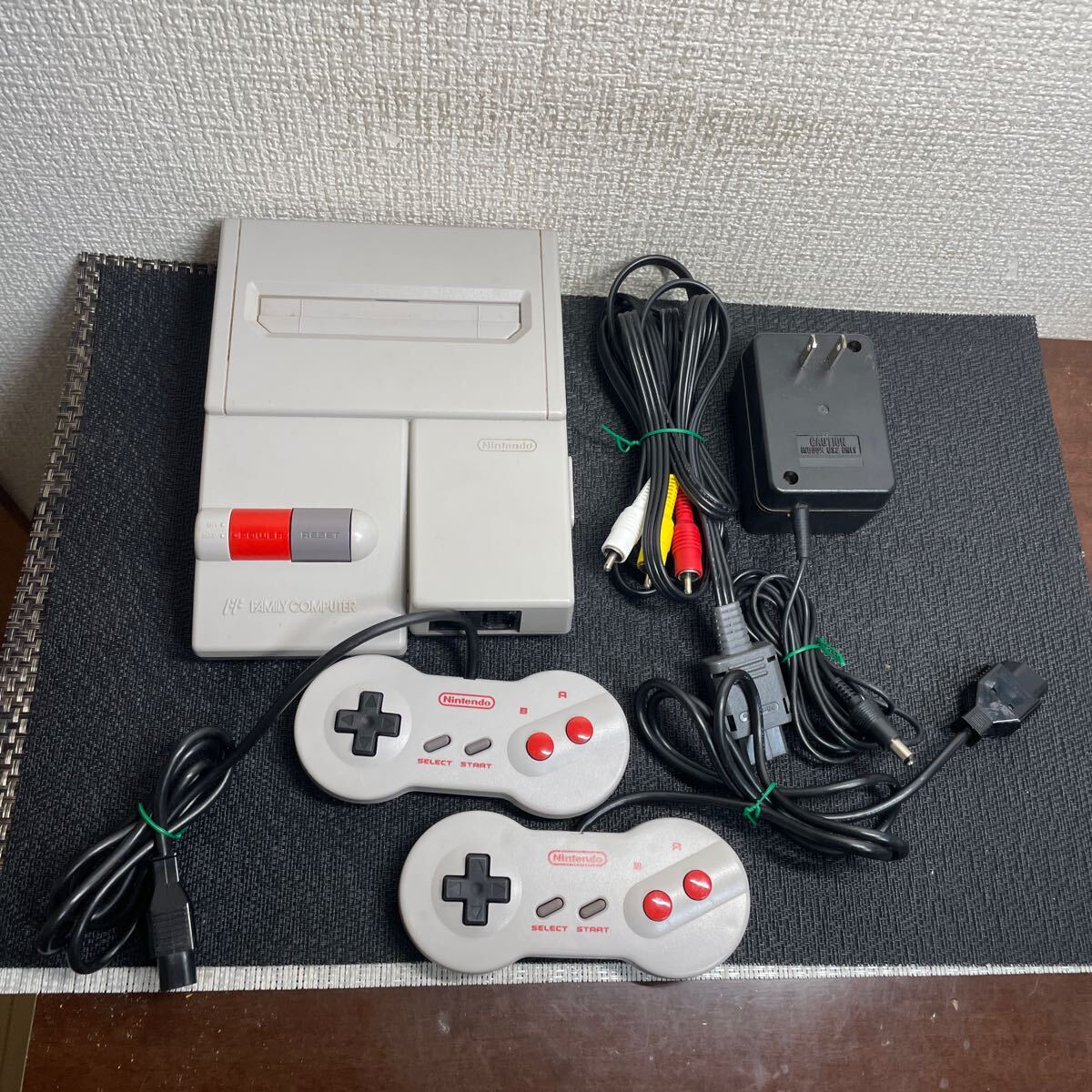 動作品/ Nintendo 任天堂 ニューファミコン HVC-101 FC 動作品/ Nintendo 任天堂 ニューファミコン HVC-101 FC