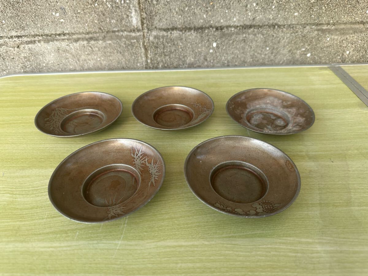 うぶだし品】古錫製 金属工芸 中国古玩 乾茂號造 四君子茶托 在 うぶだし品】古錫製 金属工芸 中国古玩 乾茂號造 四君子茶托 在