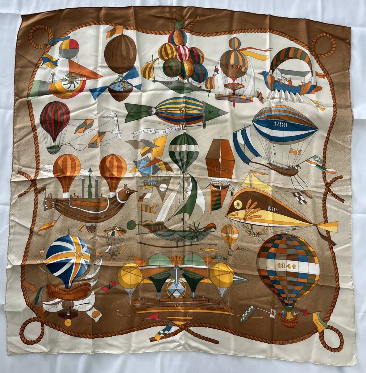 HERMES エルメス カレ 90 大判 スカーフ LES FOLIES DU CIEL HERMES エルメス カレ 90 大判 スカーフ LES FOLIES DU CIEL