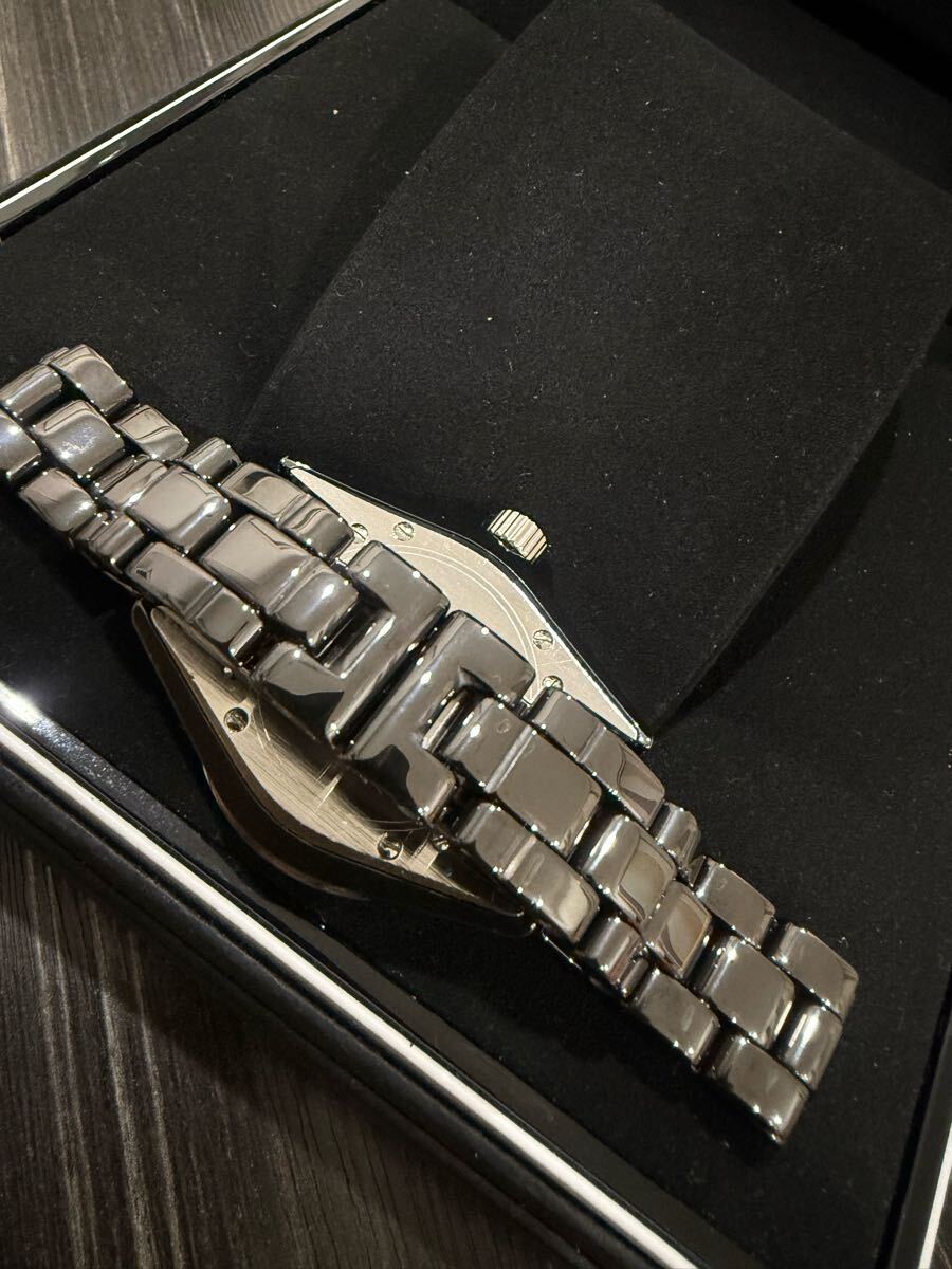 新品仕上げ CHANEL J12 33ミリレディース腕時計 H0682 電池新品 新品仕上げ CHANEL J12 33ミリレディース腕時計 H0682 電池新品