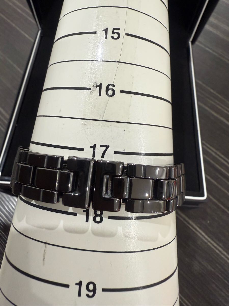 新品仕上げ CHANEL J12 33ミリレディース腕時計 H0682 電池新品 新品仕上げ CHANEL J12 33ミリレディース腕時計 H0682 電池新品