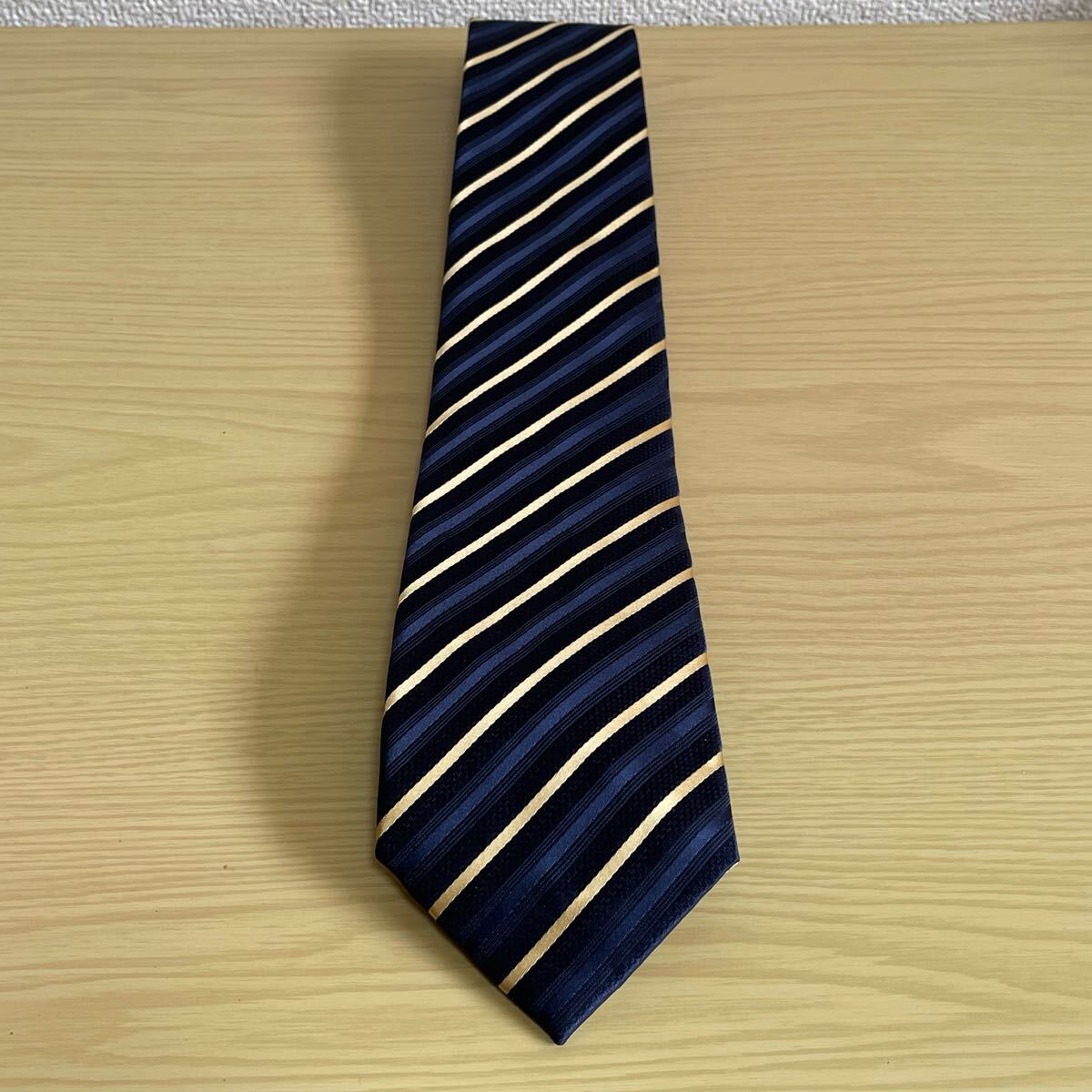Altea（アルテア）紺青ゴールド線ストライプネクタイ_画像3