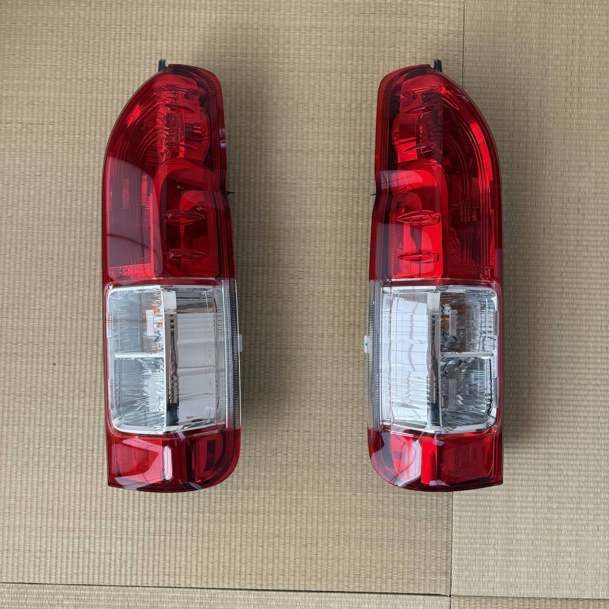 1円〜 トヨタ ハイエース200系 純正テールランプ左右セット 新車 1円〜 トヨタ ハイエース200系 純正テールランプ左右セット 新車