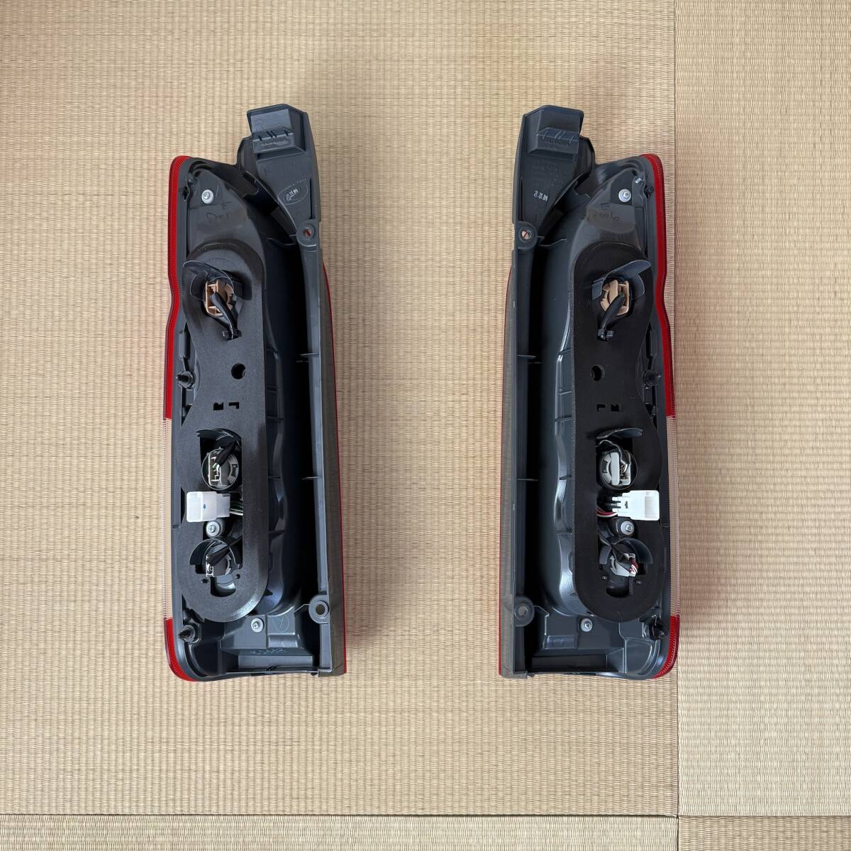 1円〜 トヨタ ハイエース200系 純正テールランプ左右セット 新車 1円〜 トヨタ ハイエース200系 純正テールランプ左右セット 新車
