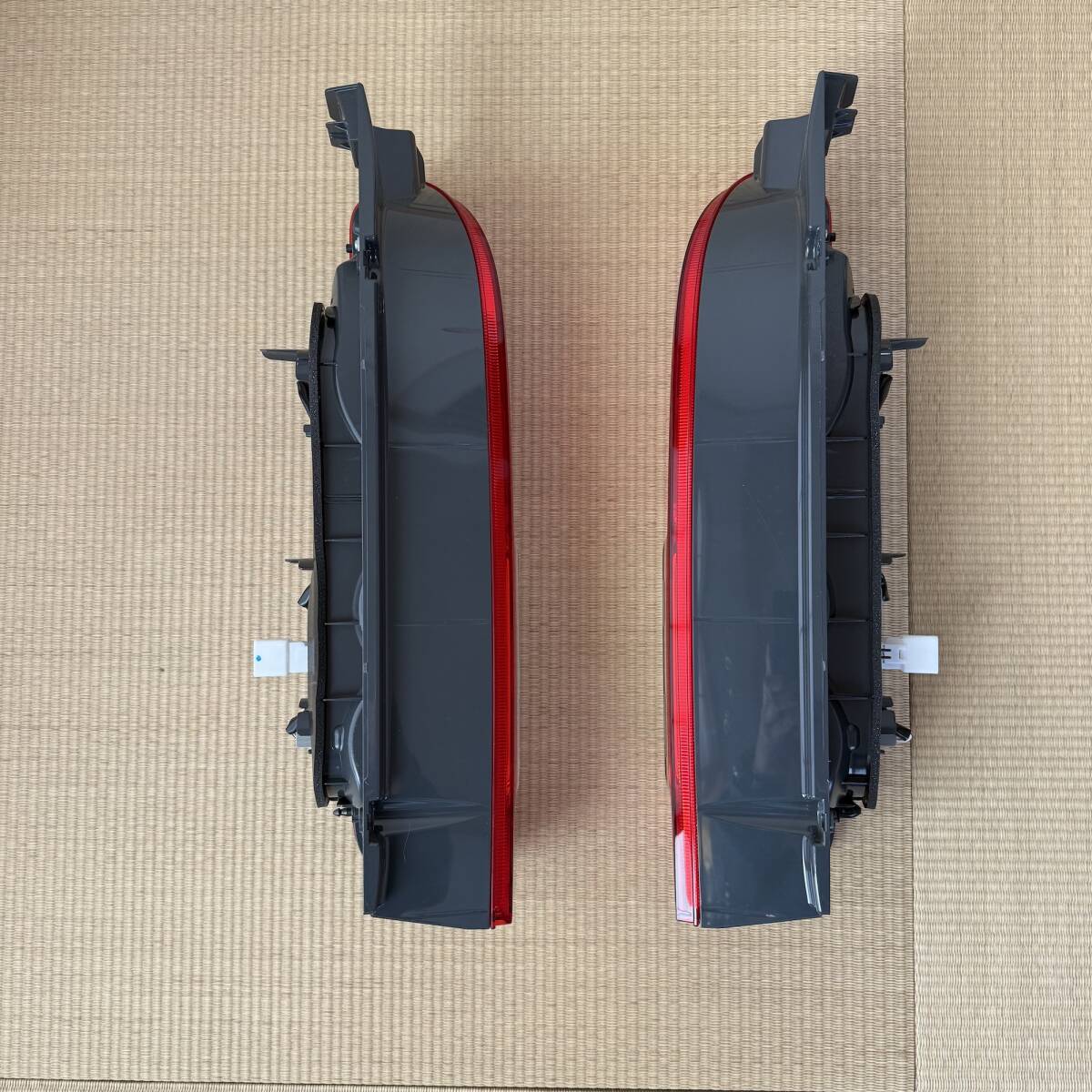 1円〜 トヨタ ハイエース200系 純正テールランプ左右セット 新車 1円〜 トヨタ ハイエース200系 純正テールランプ左右セット 新車