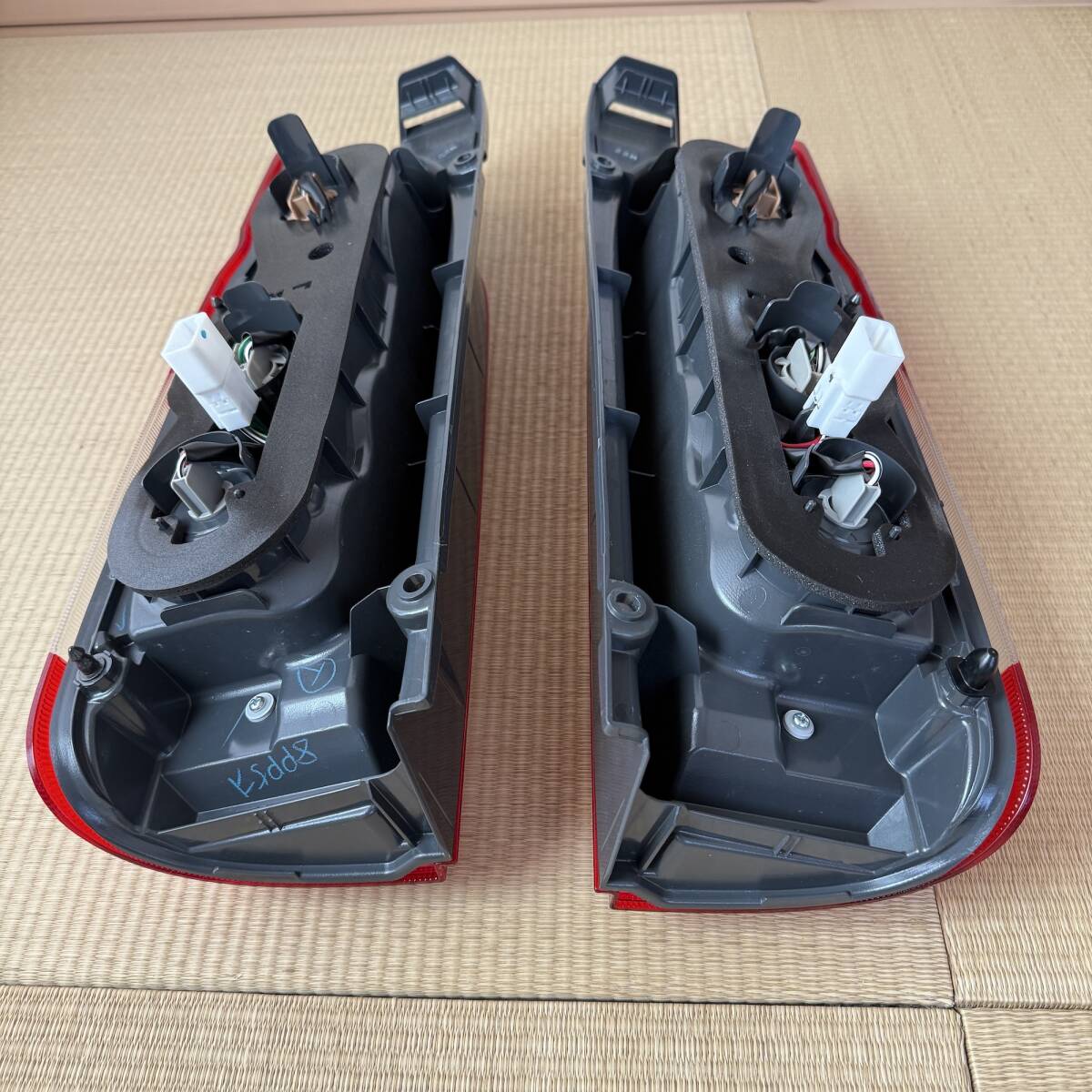 1円〜 トヨタ ハイエース200系 純正テールランプ左右セット 新車 1円〜 トヨタ ハイエース200系 純正テールランプ左右セット 新車