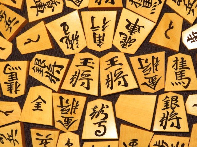 △紀山作源兵衛清安島黄楊斑入上柾目彫将棋駒△未使用品/桐製平 △紀山作源兵衛清安島黄楊斑入上柾目彫将棋駒△未使用品/桐製平