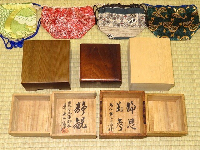 △大山康晴名人直筆揮毫駒箱2個を含む駒箱5個と駒袋4枚の △大山康晴名人直筆揮毫駒箱2個を含む駒箱5個と駒袋4枚の