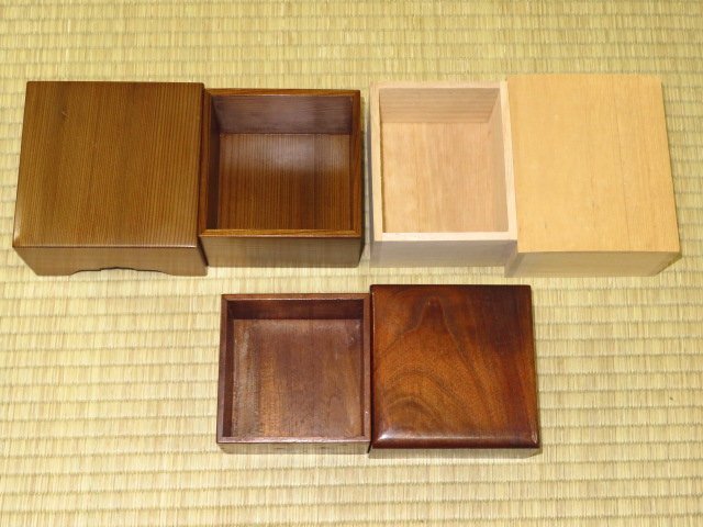 ▲大山康晴名人直筆揮毫駒箱２個を含む駒箱５個と駒袋４枚のセット▲（将棋）