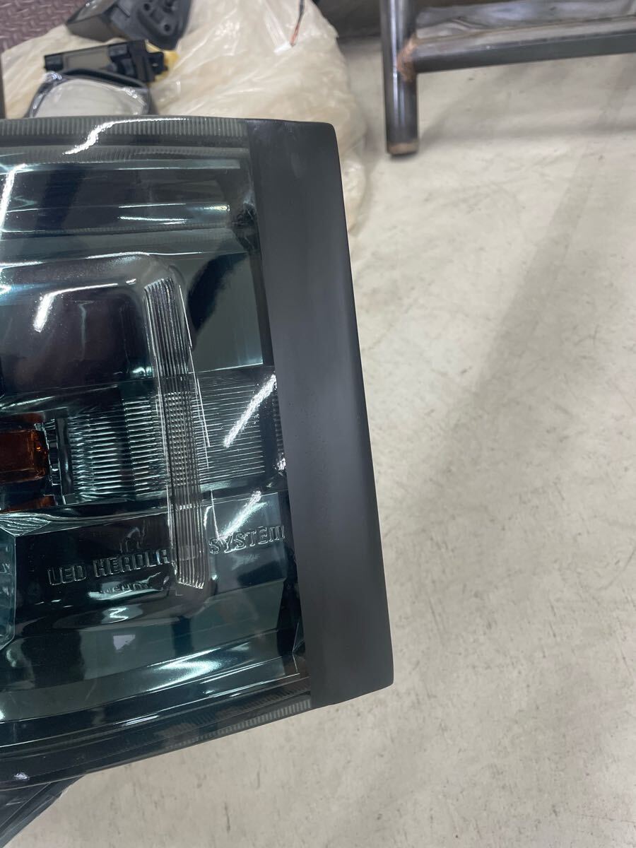 LED передняя фара левый и правый в комплекте Toyota Hiace KOITO оригинальный