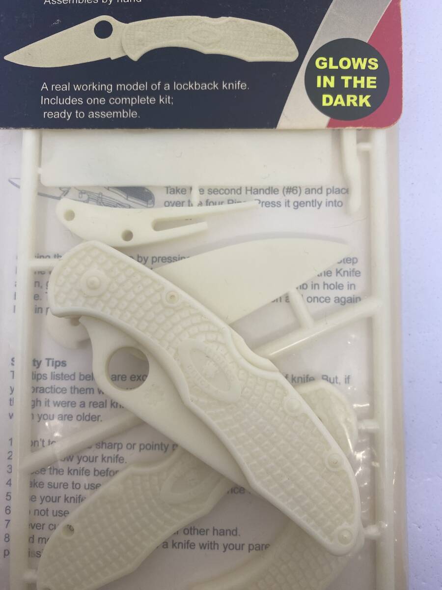 Spyderco Delica 4 Plastic Knife Kit - Glow-in-the-Dark - PLKIT1 スパイダルコ デリカ ４ プラスチック ナイフ キット_画像3