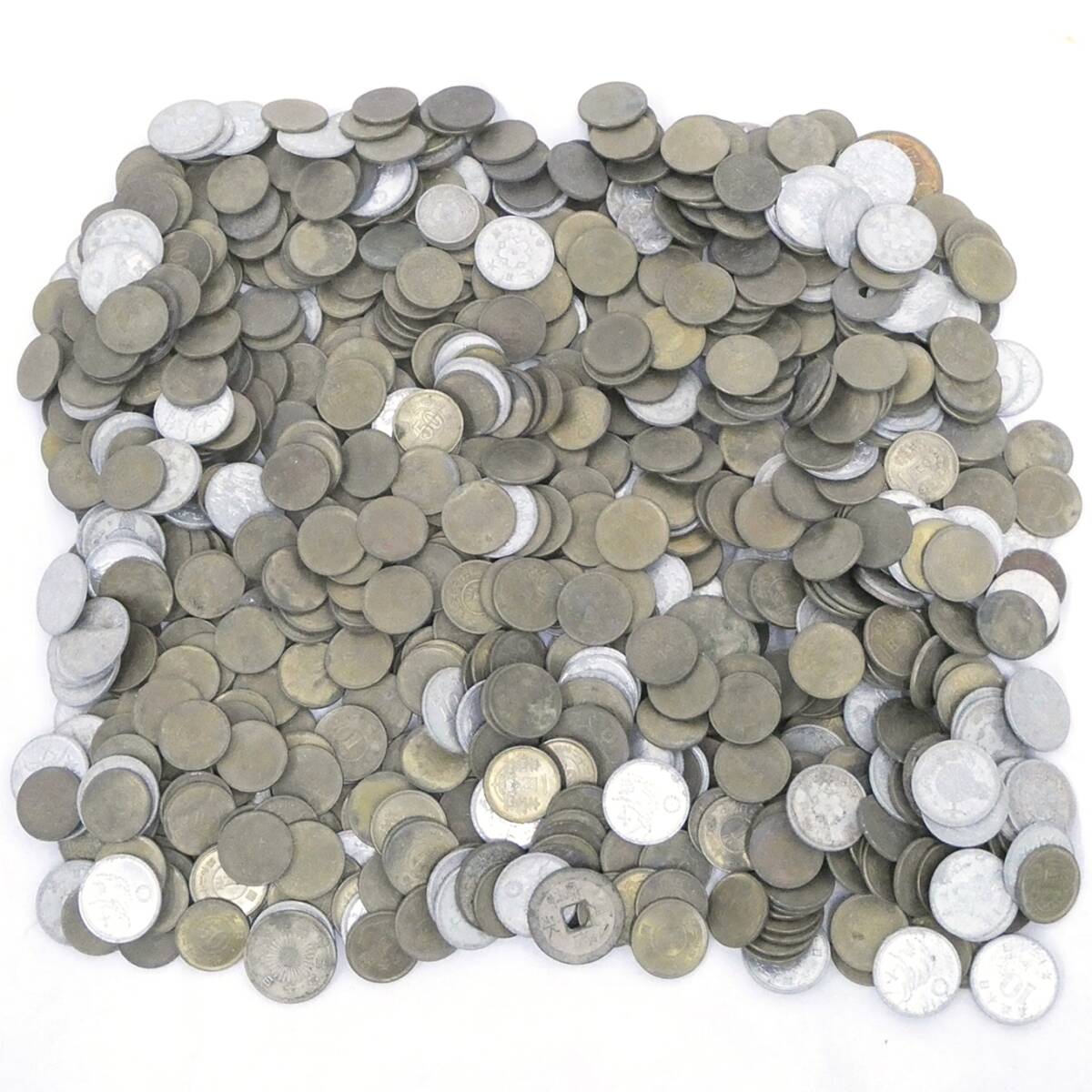 古銭 大量 50銭 10銭 2銭 1円 明治八年 二銭 他 総重量約1.9kg 古銭 大量 50銭 10銭 2銭 1円 明治八年 二銭 他 総重量約1.9kg