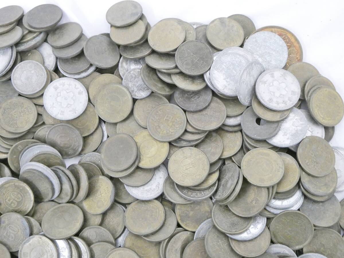 古銭 大量 50銭 10銭 2銭 1円 明治八年 二銭 他 総重量約1.9kg 古銭 大量 50銭 10銭 2銭 1円 明治八年 二銭 他 総重量約1.9kg