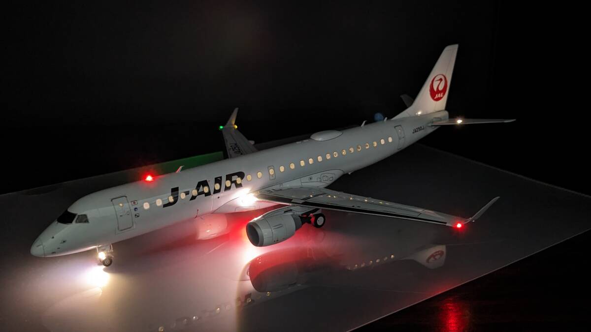 1/144 レベル製 J-AIR エンブラエル 190 LED組込 完成品(完成品 1/144 レベル製 J-AIR エンブラエル 190 LED組込 完成品(完成品