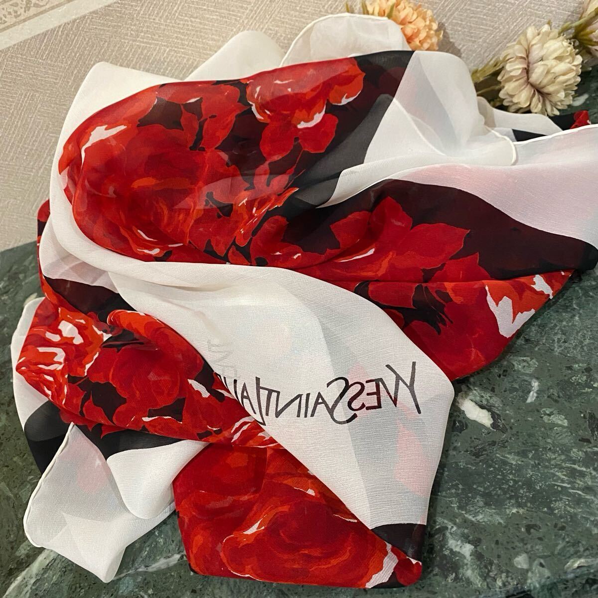 イタリア製 Yves Saint Laurent 超大判シルクスカーフ バラ柄 イタリア製 Yves Saint Laurent 超大判シルクスカーフ バラ柄