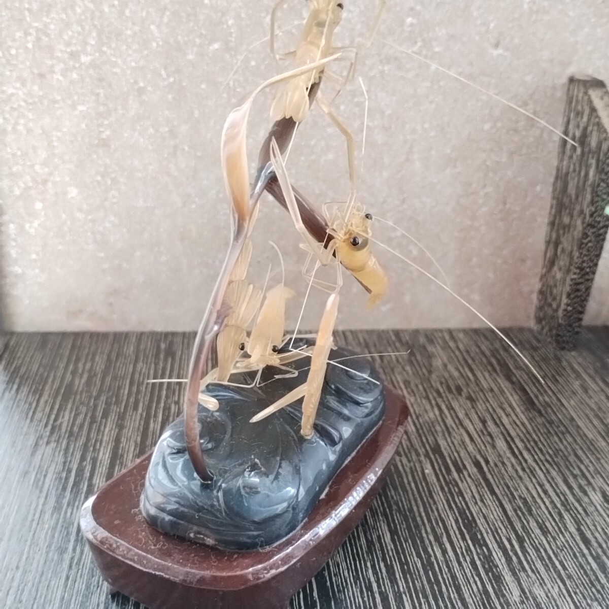 中国雑貨 海老の繊細な彫刻 置物 水牛角細工 アートオブジェ 中国雑貨 海老の繊細な彫刻 置物 水牛角細工 アートオブジェ