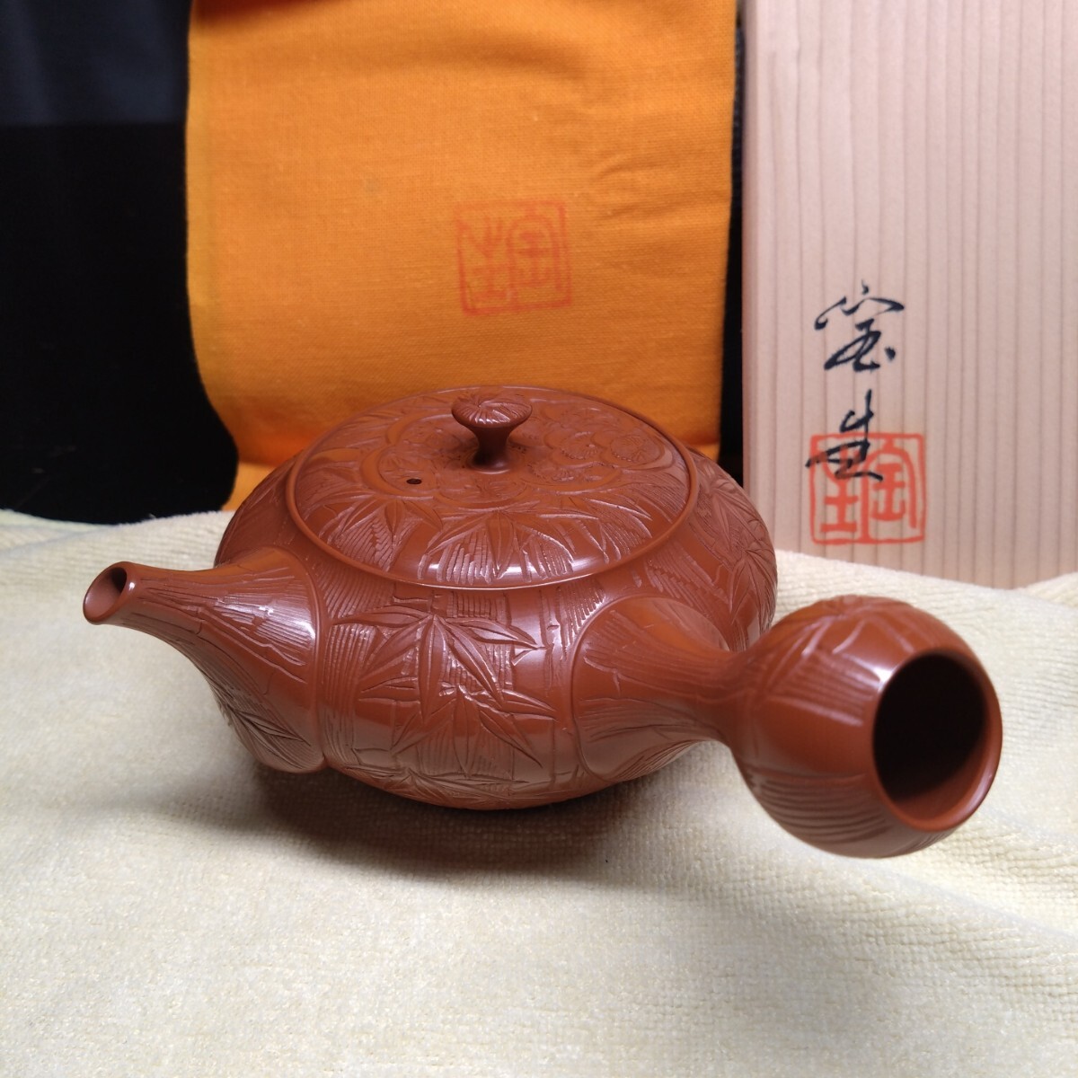 美品 山田宝生 総彫り 常滑焼 急須 朱泥(常滑)|売買された 美品 山田宝生 総彫り 常滑焼 急須 朱泥(常滑)|売買された