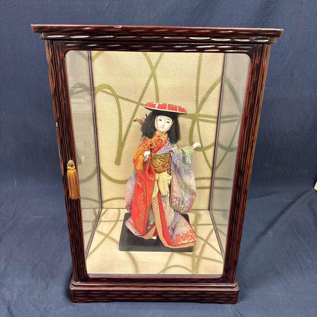 ◇中古 日本人形 藤娘 笠 着物 ガラスケース付 伝統工芸 置物 ◇中古 日本人形 藤娘 笠 着物 ガラスケース付 伝統工芸 置物