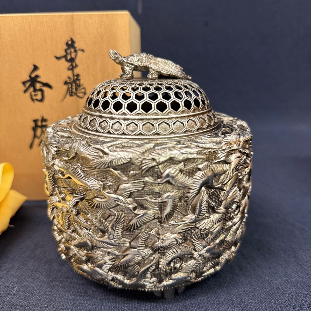 ◇未使用保管品 香炉 高岡銅器 佐野宏采 彫金 華鶴 三つ脚 紋様 ◇未使用保管品 香炉 高岡銅器 佐野宏采 彫金 華鶴 三つ脚 紋様