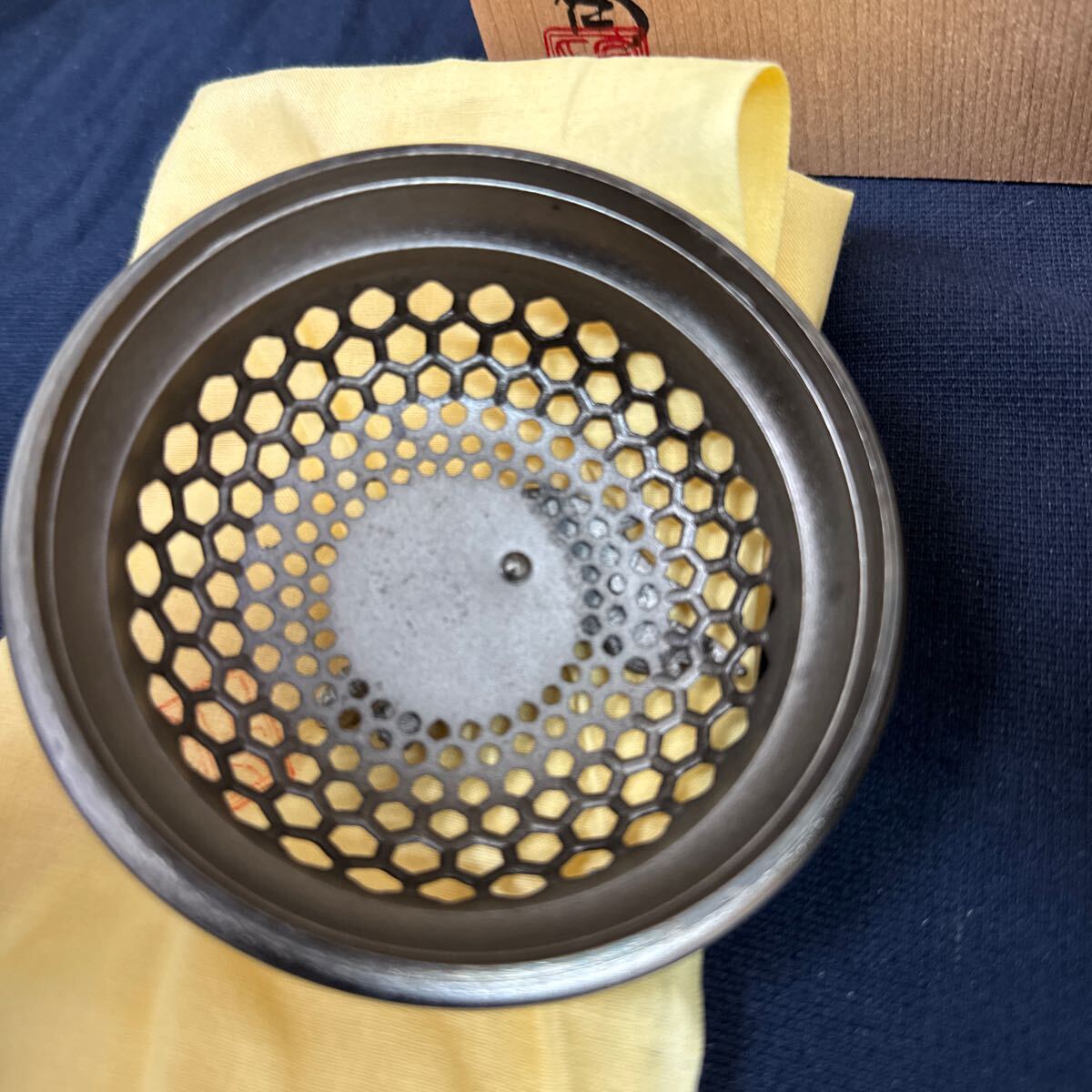 ◇未使用保管品 香炉 高岡銅器 佐野宏采 彫金 華鶴 三つ脚 紋様 ◇未使用保管品 香炉 高岡銅器 佐野宏采 彫金 華鶴 三つ脚 紋様