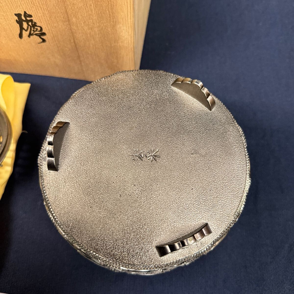 ◇未使用保管品 香炉 高岡銅器 佐野宏采 彫金 華鶴 三つ脚 紋様 ◇未使用保管品 香炉 高岡銅器 佐野宏采 彫金 華鶴 三つ脚 紋様