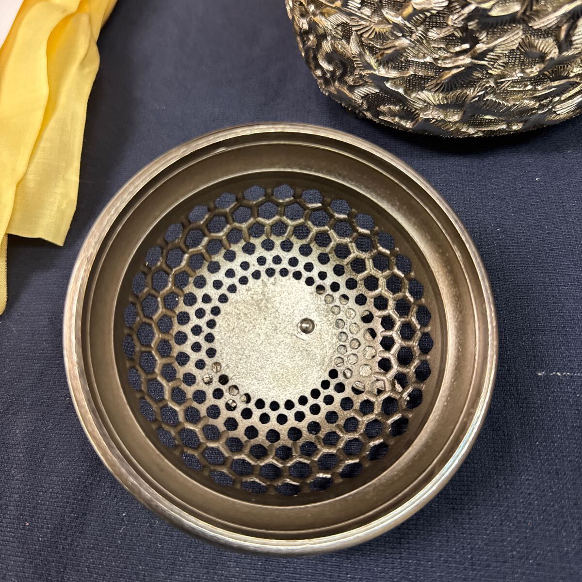 ◇未使用保管品 香炉 高岡銅器 佐野宏采 彫金 華鶴 三つ脚 紋様 ◇未使用保管品 香炉 高岡銅器 佐野宏采 彫金 華鶴 三つ脚 紋様