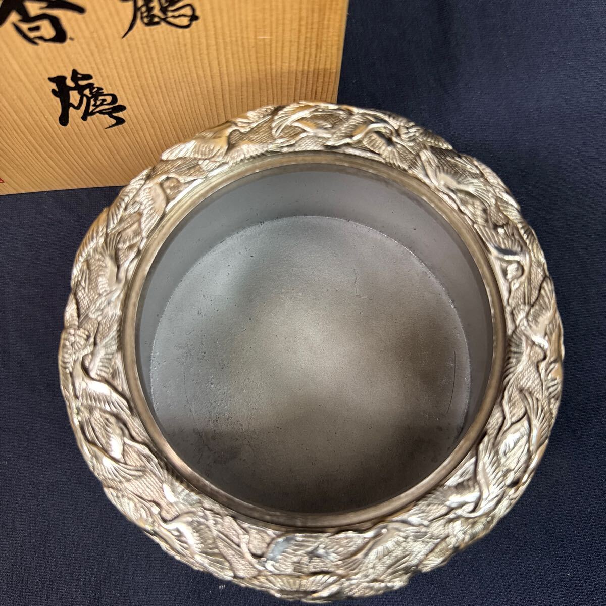 ◇未使用保管品 香炉 高岡銅器 佐野宏采 彫金 華鶴 三つ脚 紋様 ◇未使用保管品 香炉 高岡銅器 佐野宏采 彫金 華鶴 三つ脚 紋様
