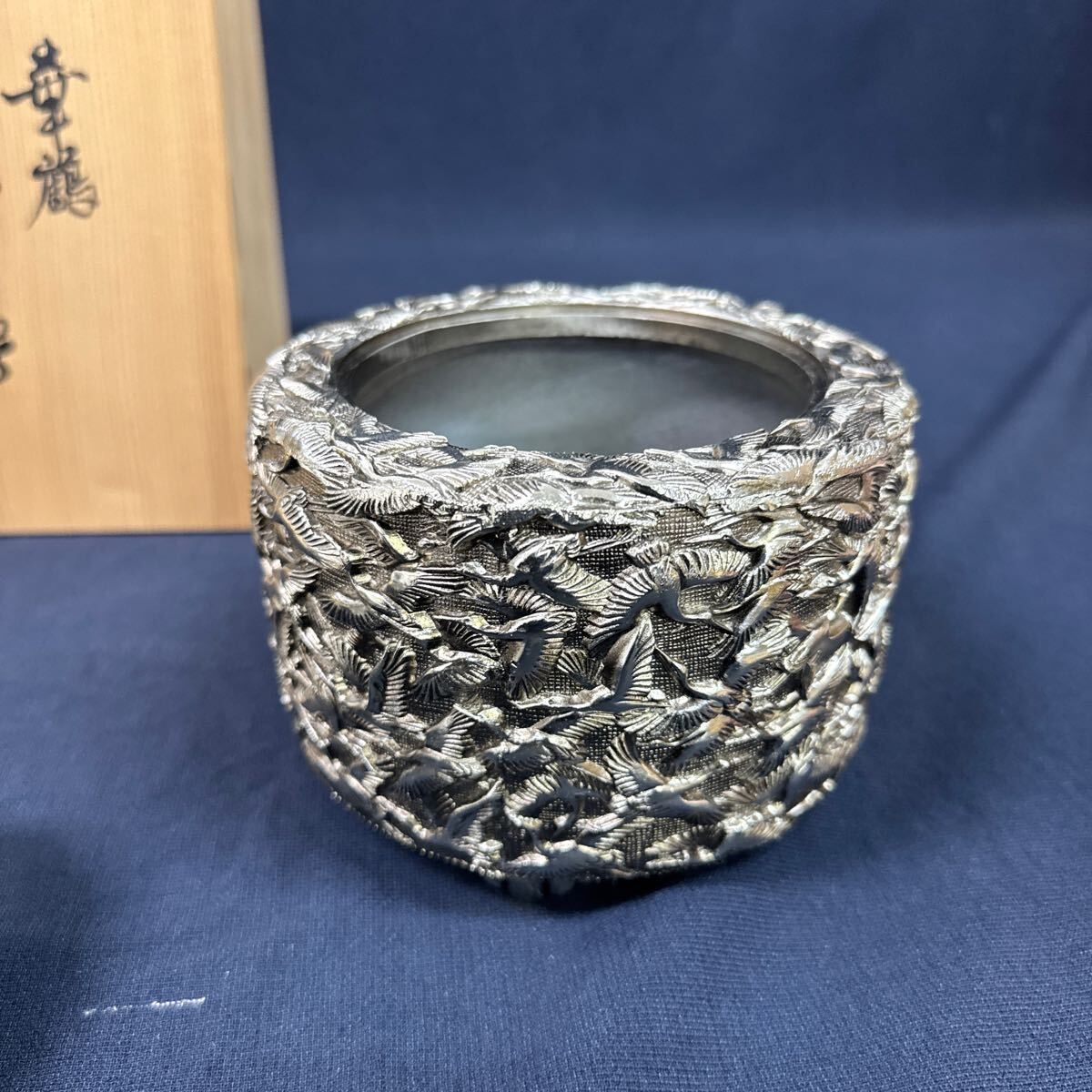 ◇未使用保管品 香炉 高岡銅器 佐野宏采 彫金 華鶴 三つ脚 紋様 ◇未使用保管品 香炉 高岡銅器 佐野宏采 彫金 華鶴 三つ脚 紋様
