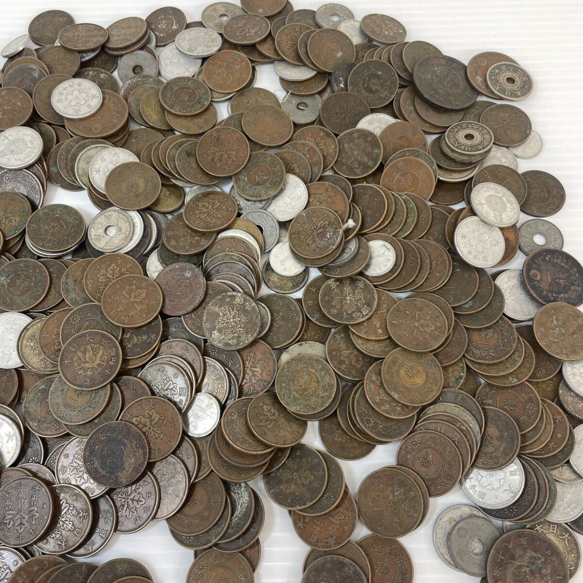 2503M3318 古銭 旧硬貨 計2.1kg 銀貨 鳳凰50銭銀貨他 寛永通宝等 2503M3318 古銭 旧硬貨 計2.1kg 銀貨 鳳凰50銭銀貨他 寛永通宝等