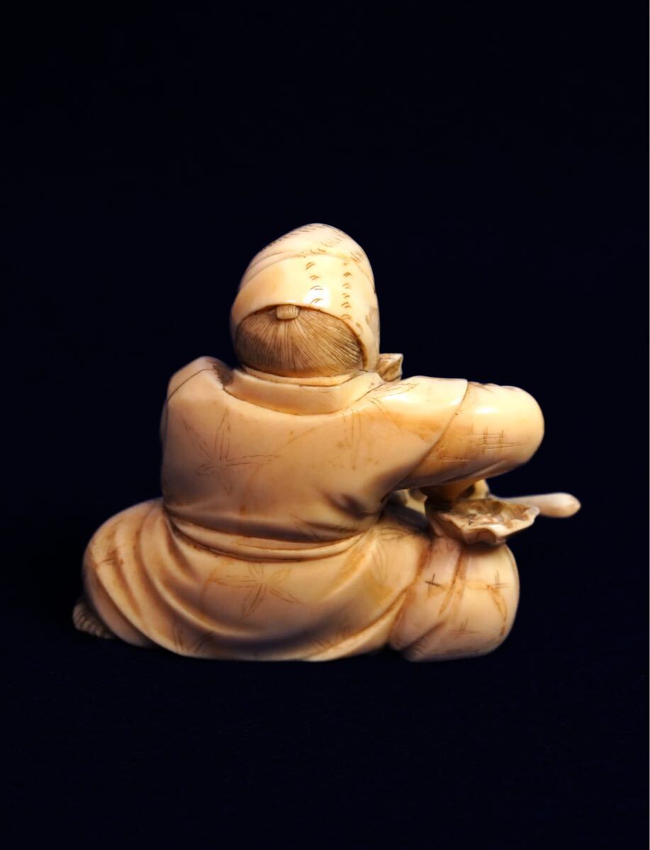 全信頼を寄せる 象牙風 人物 彫刻 天然素材 在銘 根付 縁起物 置物 細密彫刻 彫刻・オブジェ