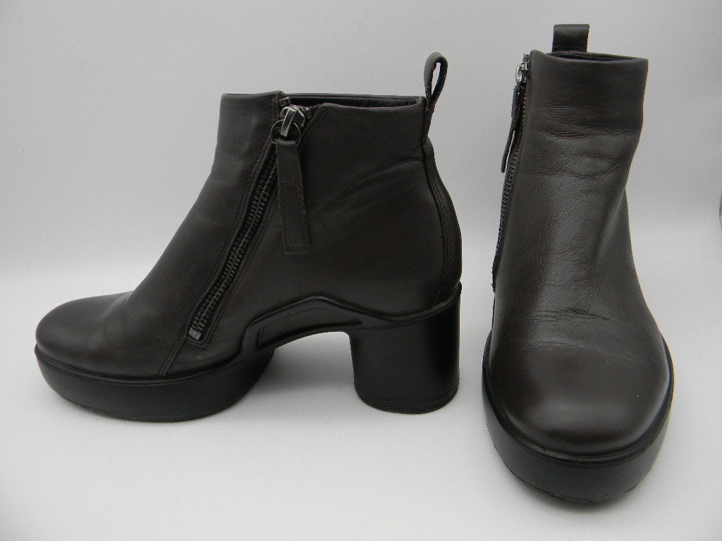 ♪◆【 ecco 】◆ 革ブーツ（EU＝３６、CN＝225）２３ｃｍ位 こげ茶色_画像1