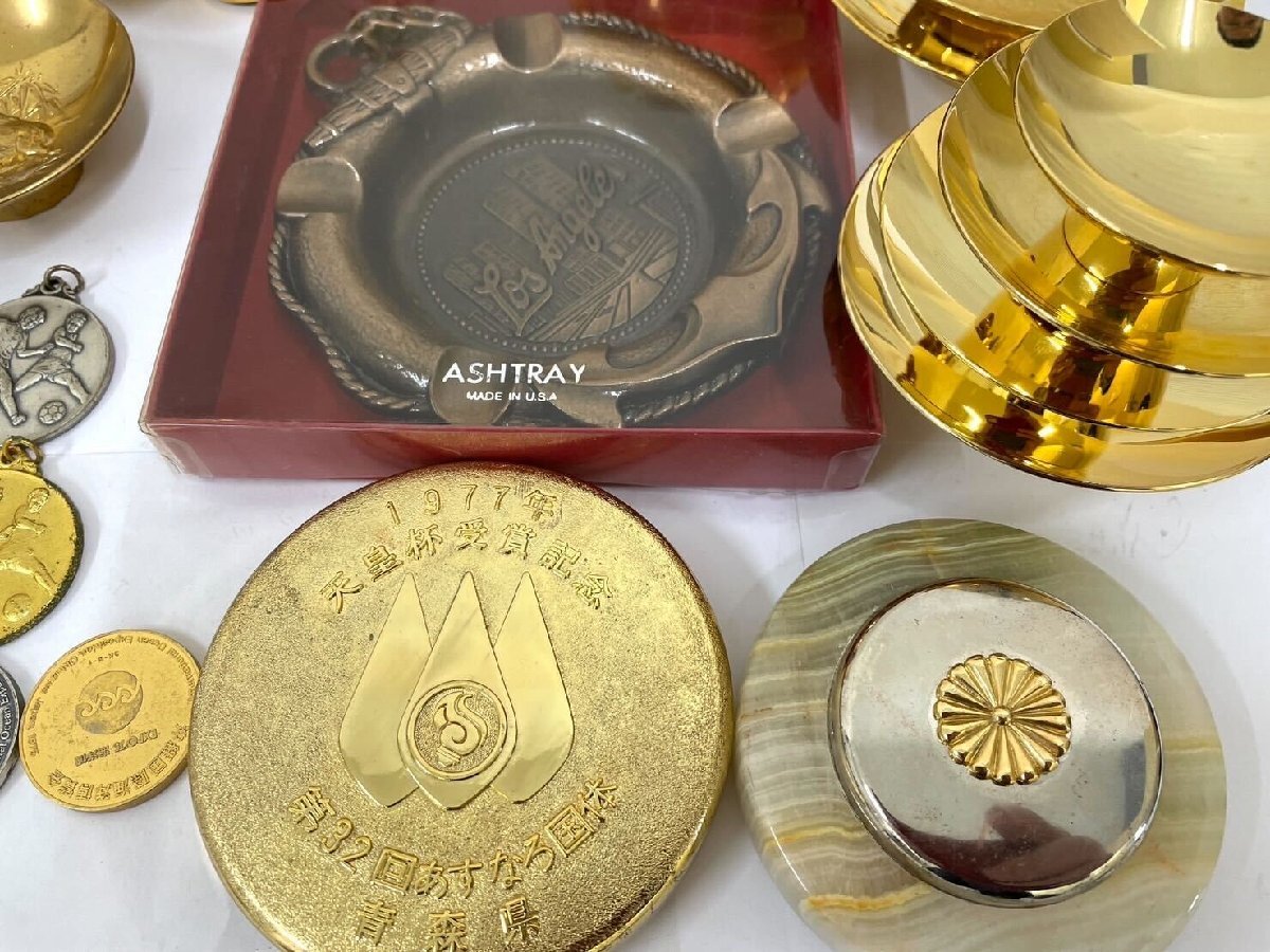 Z24920】金の装飾品多数! 金杯 徳利 とっくり 大判メダルなど Z24920】金の装飾品多数! 金杯 徳利 とっくり 大判メダルなど