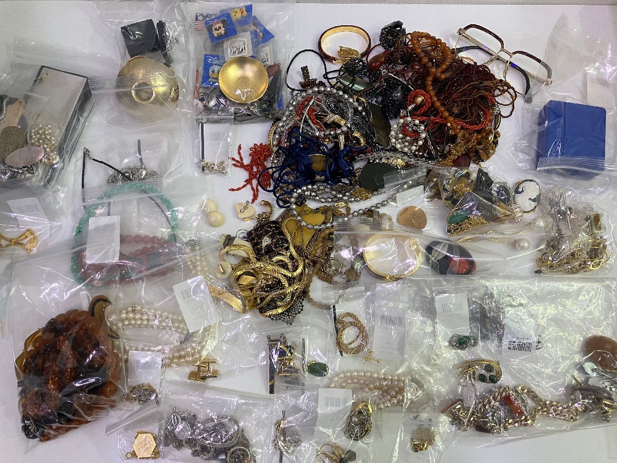 D09276】イミテーションアクセサリー メッキ おまとめ 3KG超 D09276】イミテーションアクセサリー メッキ おまとめ 3KG超
