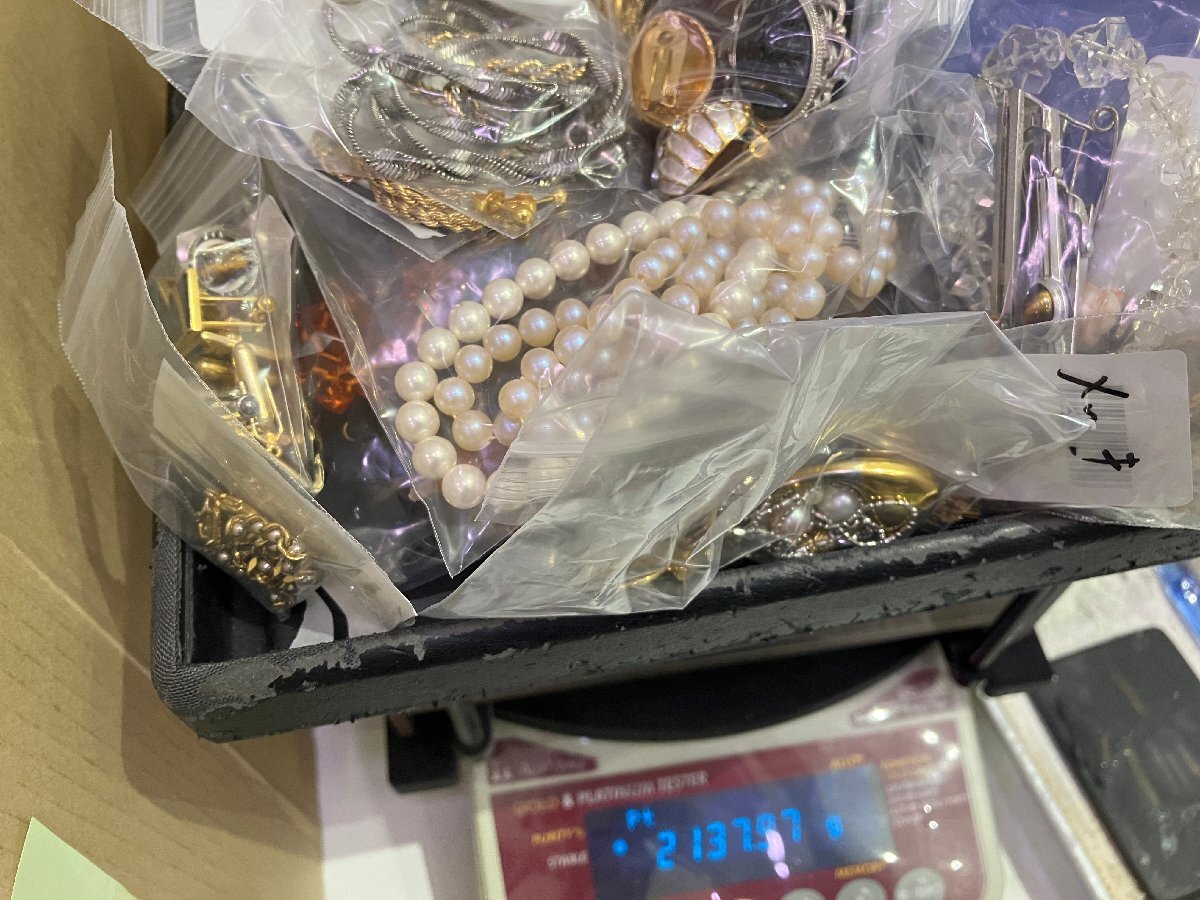 D09276】イミテーションアクセサリー メッキ おまとめ 3KG超 D09276】イミテーションアクセサリー メッキ おまとめ 3KG超