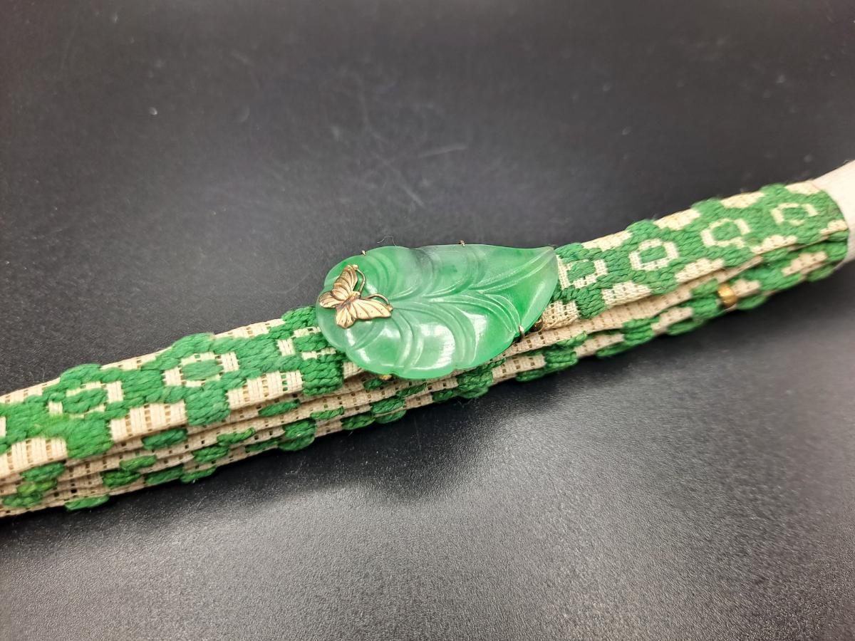 アンティーク本翡翠「葉に蝶」意匠 彫金象嵌 金色金具帯留 翡翠 アンティーク本翡翠「葉に蝶」意匠 彫金象嵌 金色金具帯留 翡翠