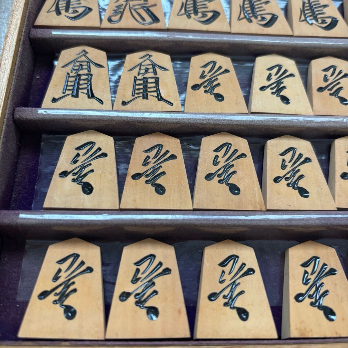 将棋駒 香月堂 香月彫 草書 桐製平箱付 彫駒 将棋 漆塗 ボード 将棋駒 香月堂 香月彫 草書 桐製平箱付 彫駒 将棋 漆塗 ボード