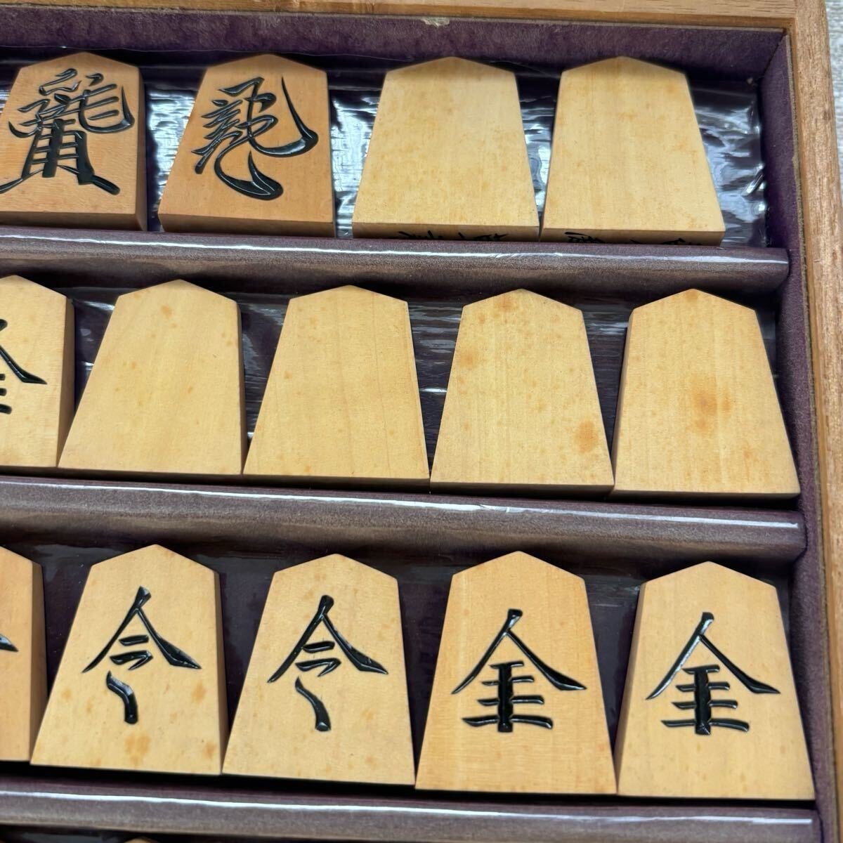 将棋駒 香月堂 香月彫 草書 桐製平箱付 彫駒 将棋 漆塗 ボード 将棋駒 香月堂 香月彫 草書 桐製平箱付 彫駒 将棋 漆塗 ボード