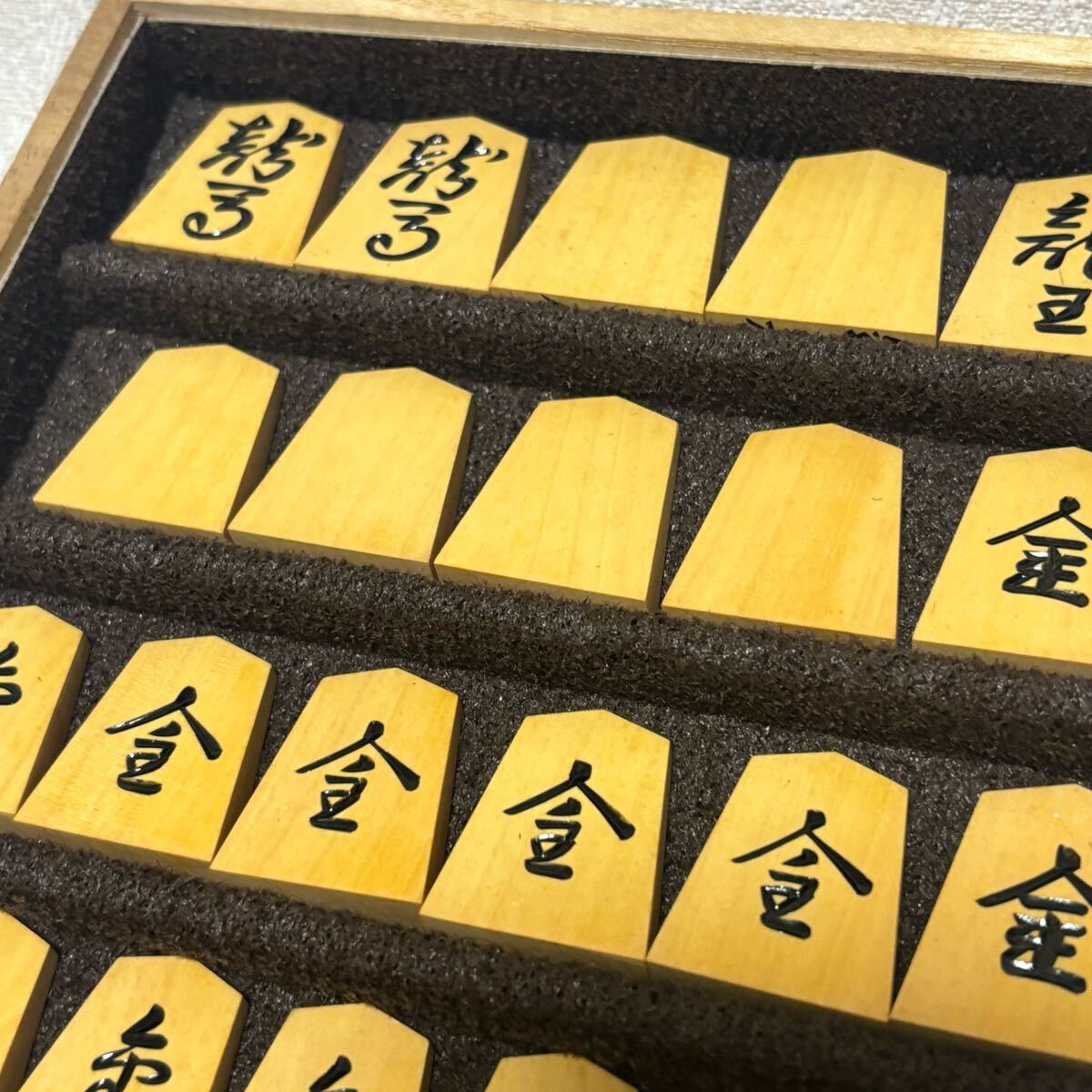 御将棋駒 天兵作 錦旗書 彫駒 平箱入り 31駒 ボードゲーム 将棋 御将棋駒 天兵作 錦旗書 彫駒 平箱入り 31駒 ボードゲーム 将棋