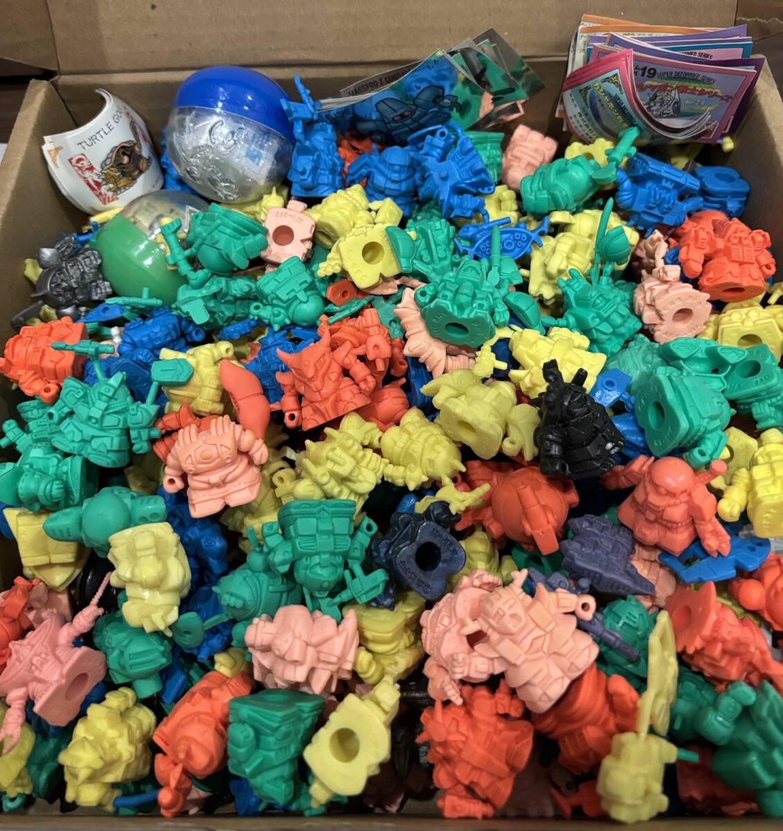 ガン消し 大量セット 298個 ステッカー46枚 総重量2.6kg 美品 ガン消し 大量セット 298個 ステッカー46枚 総重量2.6kg 美品