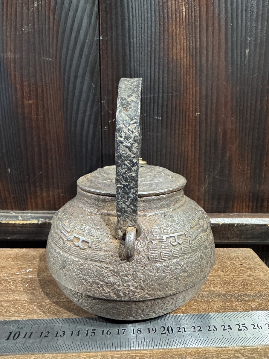 蔵六 江戸時代 小振 鉄瓶 鉄蓋 獣口 饕餮紋 満水容量750ml 釜師 蔵六 江戸時代 小振 鉄瓶 鉄蓋 獣口 饕餮紋 満水容量750ml 釜師