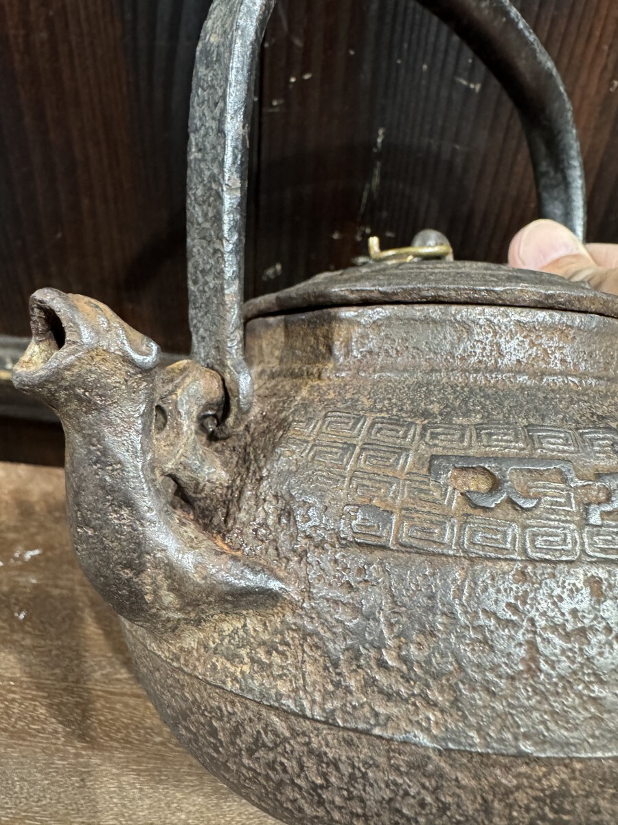 蔵六 江戸時代 小振 鉄瓶 鉄蓋 獣口 饕餮紋 満水容量750ml 釜師