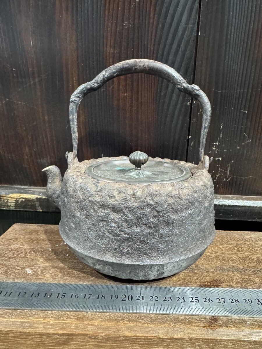 龍文堂 安之介 江戸時代 小振 鉄瓶 銅蓋 岩肌 満水容量950ml 釜 龍文堂 安之介 江戸時代 小振 鉄瓶 銅蓋 岩肌 満水容量950ml 釜