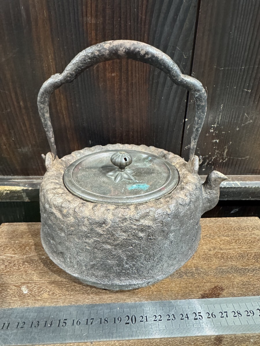 龍文堂 安之介 江戸時代 小振 鉄瓶 銅蓋 岩肌 満水容量950ml 釜 龍文堂 安之介 江戸時代 小振 鉄瓶 銅蓋 岩肌 満水容量950ml 釜