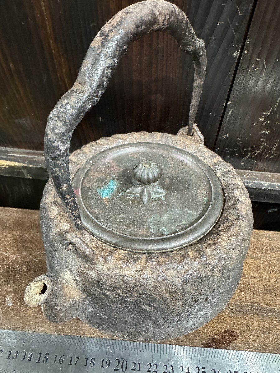 龍文堂 安之介 江戸時代 小振 鉄瓶 銅蓋 岩肌 満水容量950ml 釜 龍文堂 安之介 江戸時代 小振 鉄瓶 銅蓋 岩肌 満水容量950ml 釜