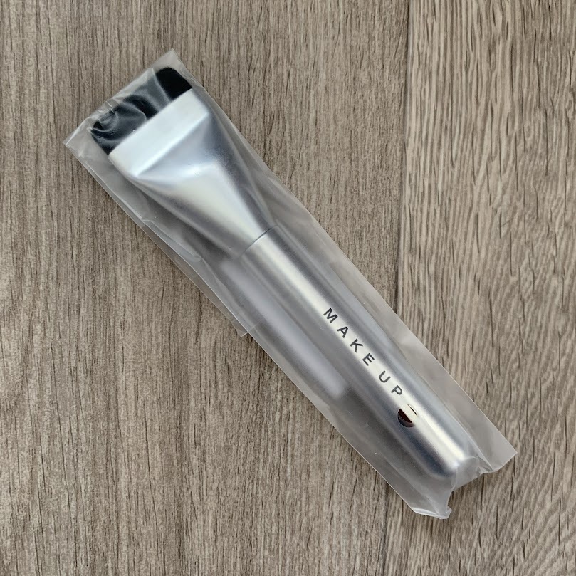 ■新品■メイクブラシ ■薄型■高密度■【フラットブラシ】【シルバー】ファンデーションブラシ　メイクアップ　BB　リキッド　クリーム