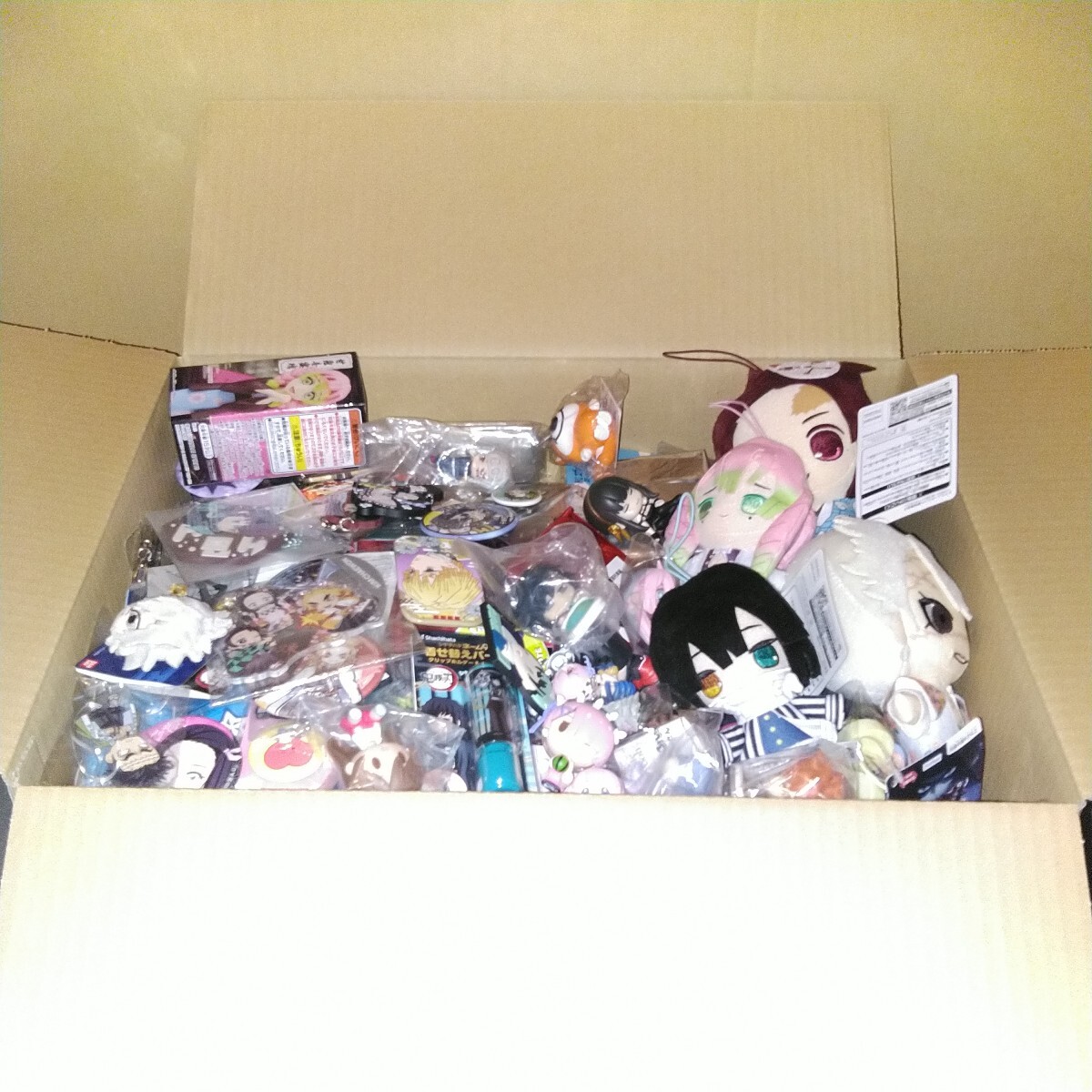 鬼滅の刃 他 フィギュア 缶バッジ ぬいぐるみ 等 アニメ系グッズ 鬼滅の刃 他 フィギュア 缶バッジ ぬいぐるみ 等 アニメ系グッズ