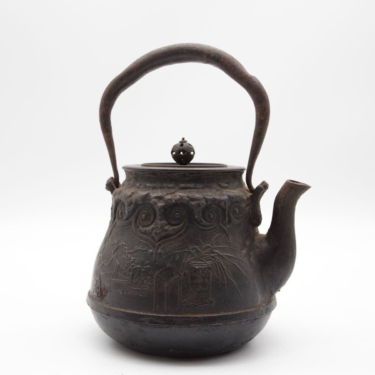 古作品【蓋在銘:龍文堂】推定名釜師造の小ぶりな鉄瓶 斑紫銅蓋に 古作品【蓋在銘:龍文堂】推定名釜師造の小ぶりな鉄瓶 斑紫銅蓋に