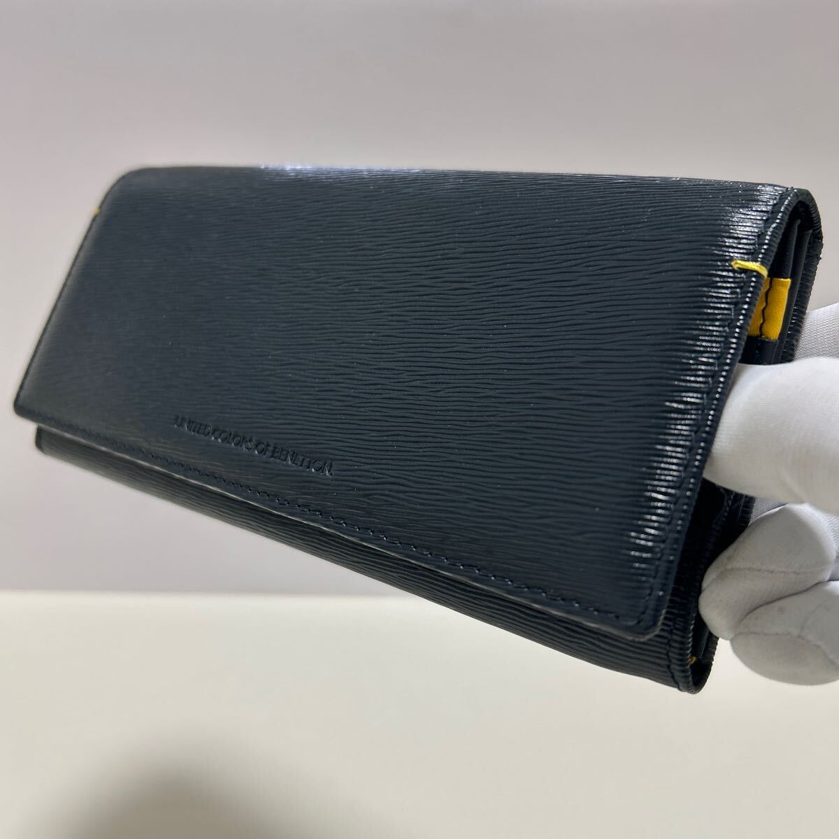 ☆未使用-美品☆ ◆BENETTON ベネトン　かぶせ 長(zhǎng)財(cái)布◆　レザー　小銭入れ有　バイカラー　ネイビー×イエロー 【送料無(wú)料】0408