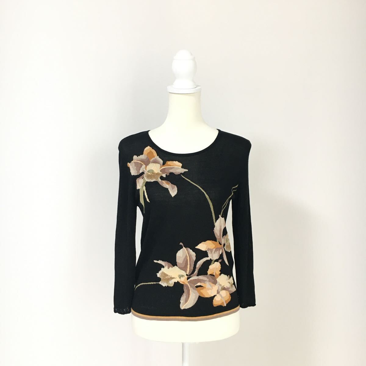 美品 LEONARD レオナール 美しい刺繍 サマーニット トップス 美品 LEONARD レオナール 美しい刺繍 サマーニット トップス